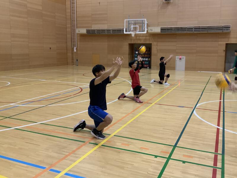 オーバーハンドレシーブの練習中です